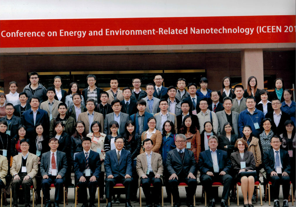 Коллективная фотография участников конференции. В первом ряду рядом с С. Безносюком сидят К. Арига (Япония) и О. Морозова (Россия)