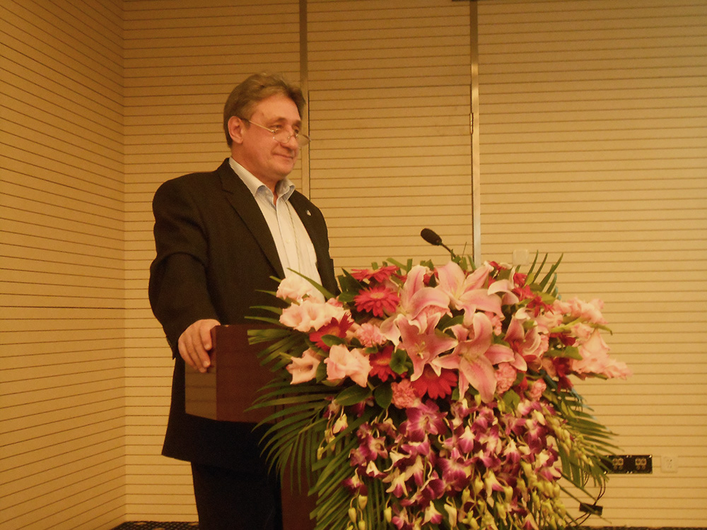 С.А. Безносюк в начале своего доклада