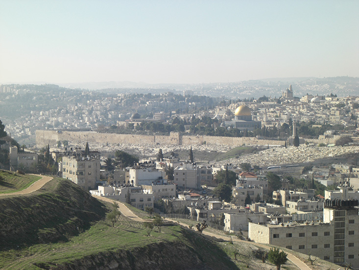 Вид на старый город Иерусалима. Виден золотой купол Мечети Купол Скалы