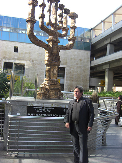 У скульптуры Сальвадора Дали «Семисвечник Творения Мира» в аэропорту Бен-Гурион